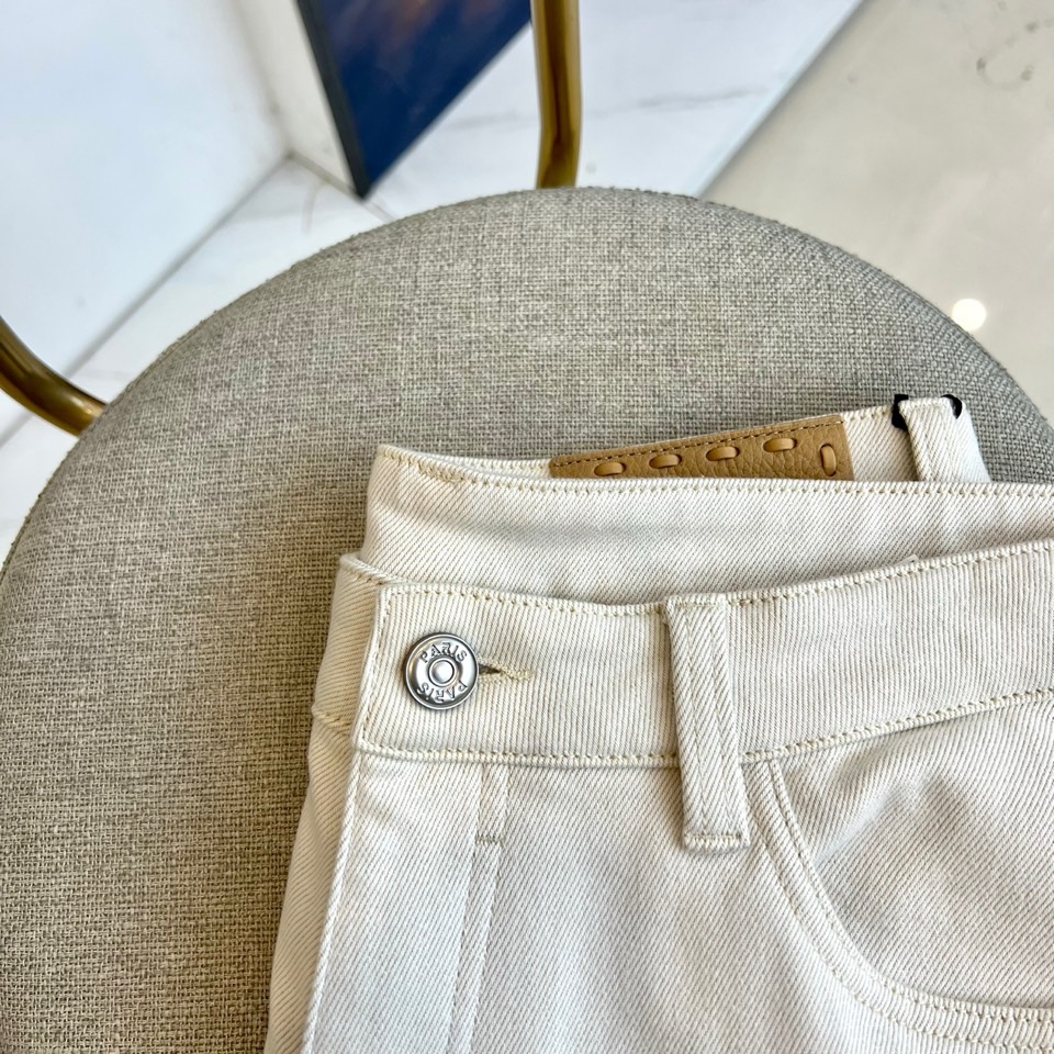 Fend芬迪、2025秋冬新品加绒牛仔裤，以匠心工艺重新定义秋冬保暖时尚。本品选用61%棉、38%聚酯纤