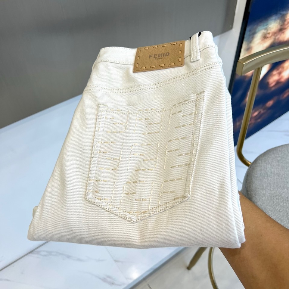 Fend芬迪、2025秋冬新品加绒牛仔裤，以匠心工艺重新定义秋冬保暖时尚。本品选用61%棉、38%聚酯纤