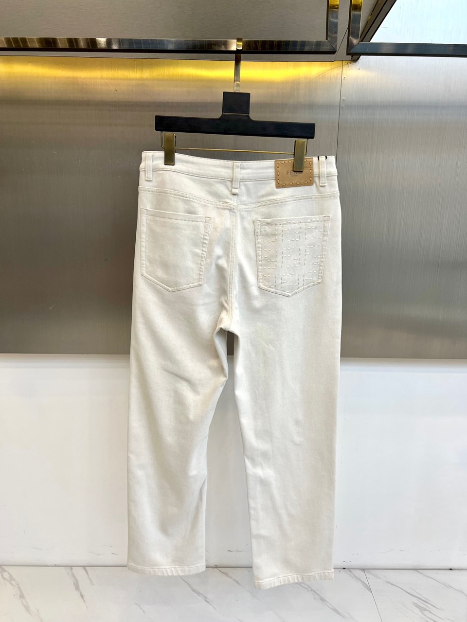 Fend芬迪、2025秋冬新品加绒牛仔裤，以匠心工艺重新定义秋冬保暖时尚。本品选用61%棉、38%聚酯纤