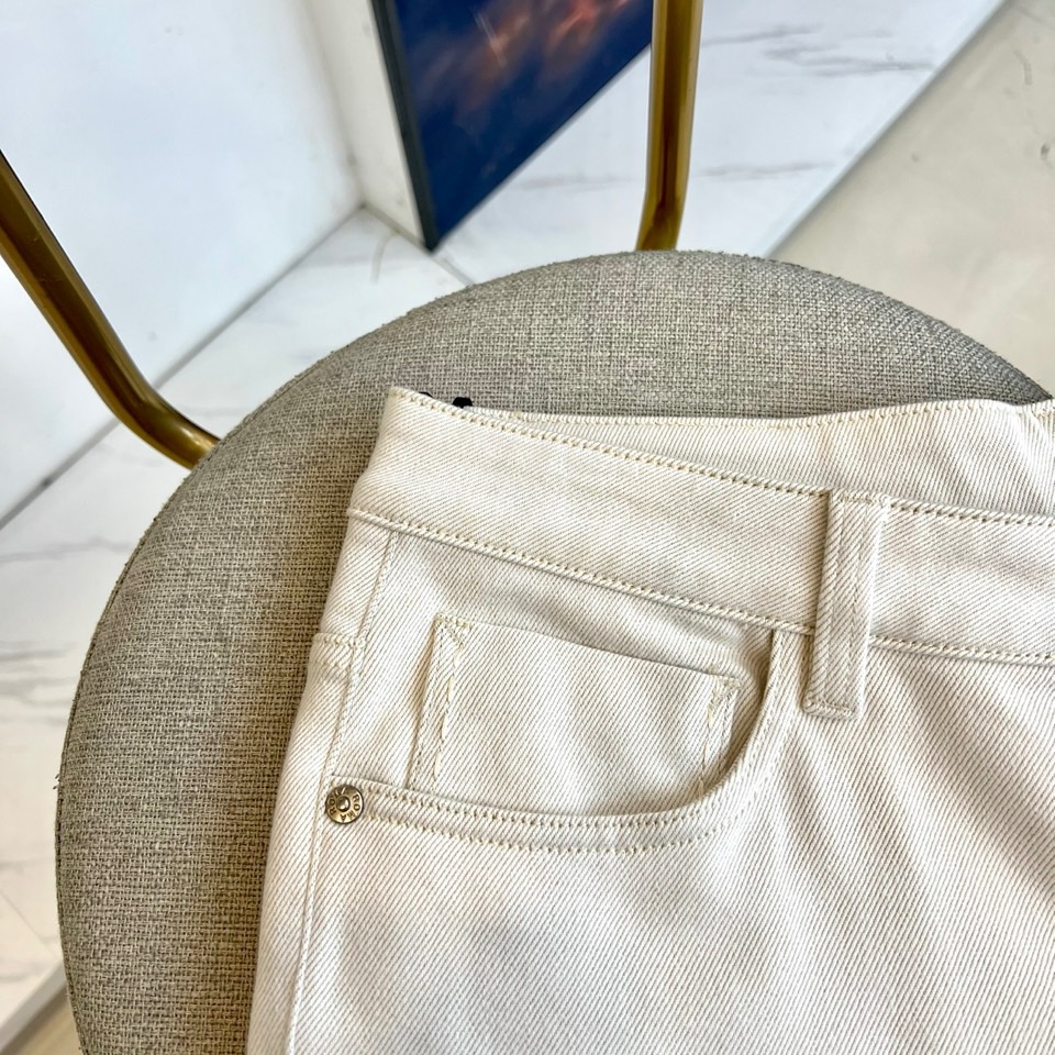 Fend芬迪、2025秋冬新品加绒牛仔裤，以匠心工艺重新定义秋冬保暖时尚。本品选用61%棉、38%聚酯纤