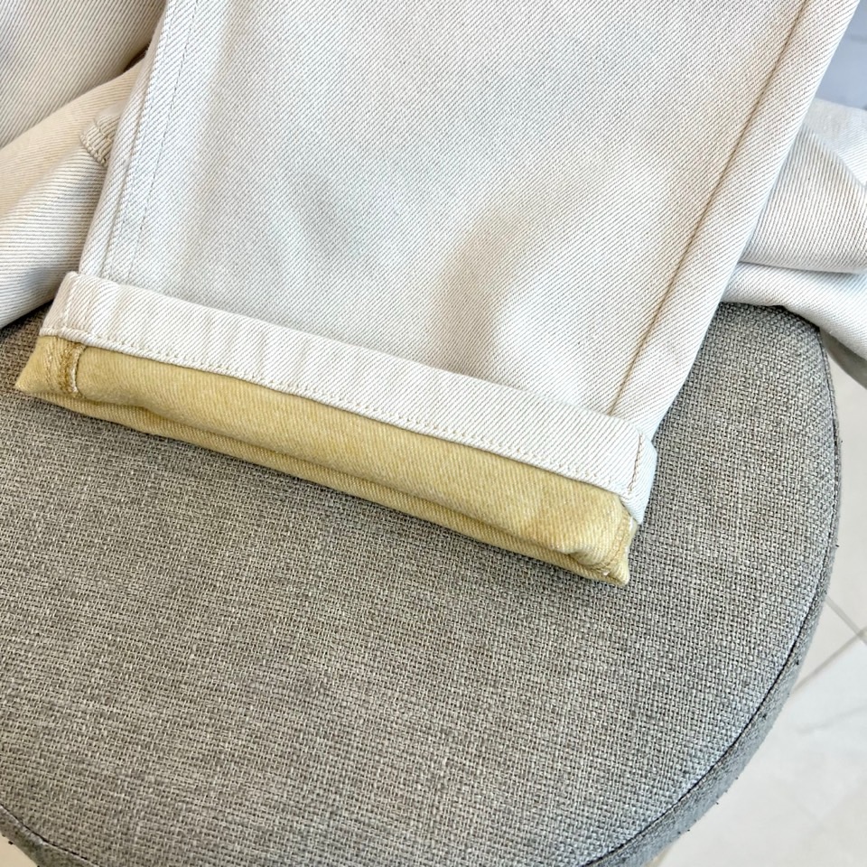 Fend芬迪、2025秋冬新品加绒牛仔裤，以匠心工艺重新定义秋冬保暖时尚。本品选用61%棉、38%聚酯纤