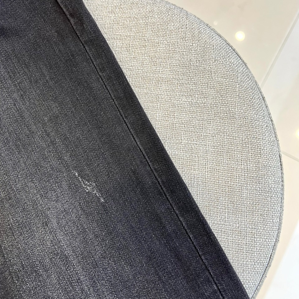 Dio迪奥、25FW早秋秋冬新品发售男士牛仔裤，以工艺和面料为主导的一款休闲裤，通体的辅料和面料皆为意大