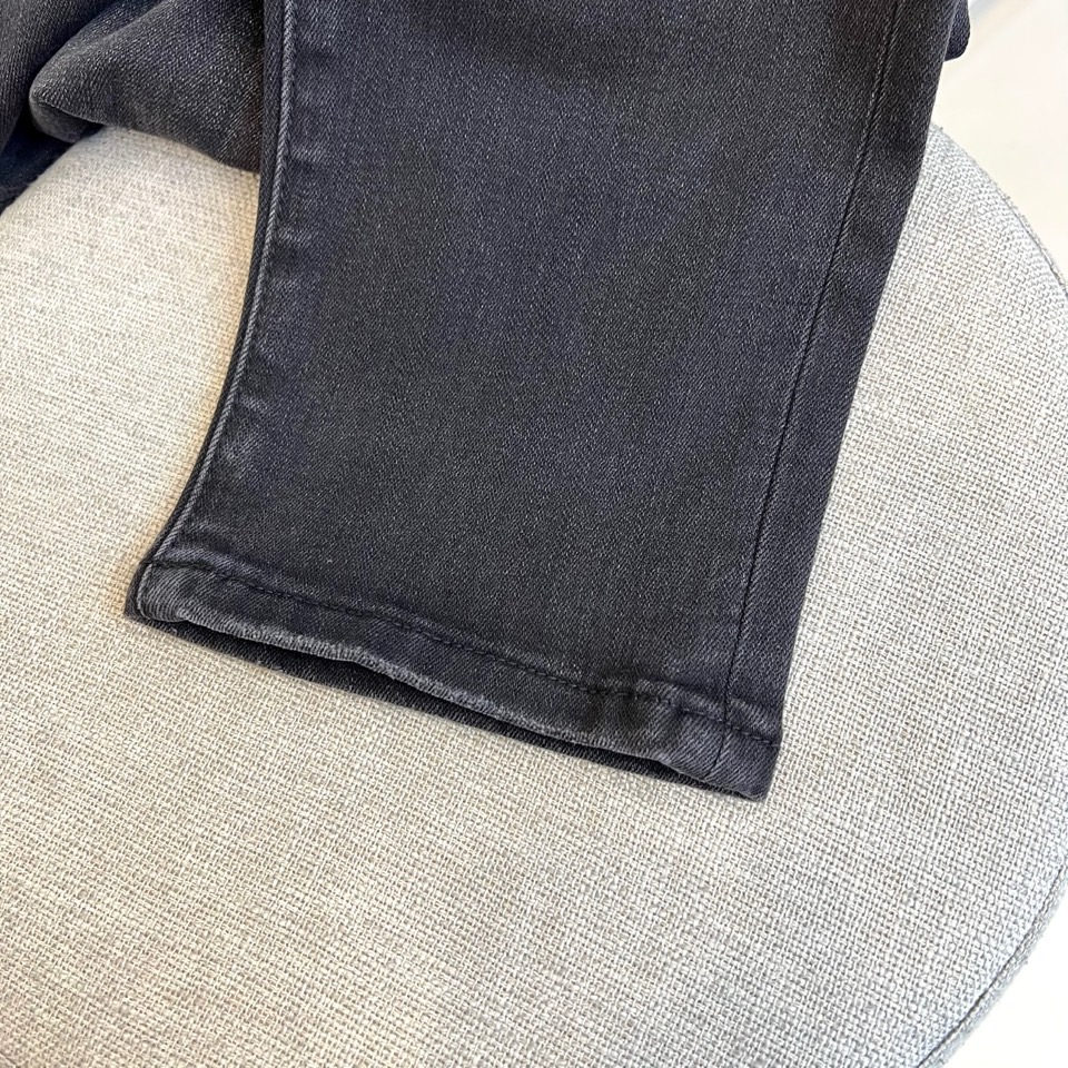 Dio迪奥、25FW早秋秋冬新品发售男士牛仔裤，以工艺和面料为主导的一款休闲裤，通体的辅料和面料皆为意大