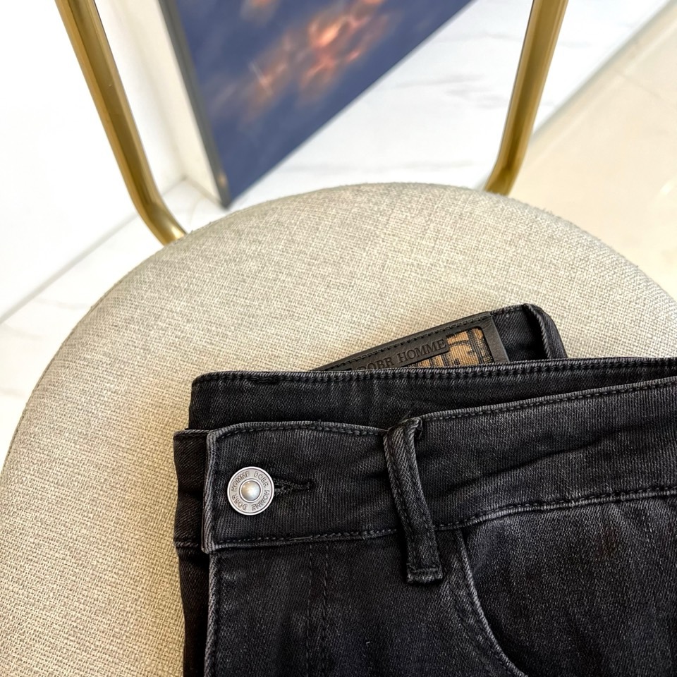 Dio迪奥、25FW早秋秋冬新品发售男士牛仔裤，以工艺和面料为主导的一款休闲裤，通体的辅料和面料皆为意大