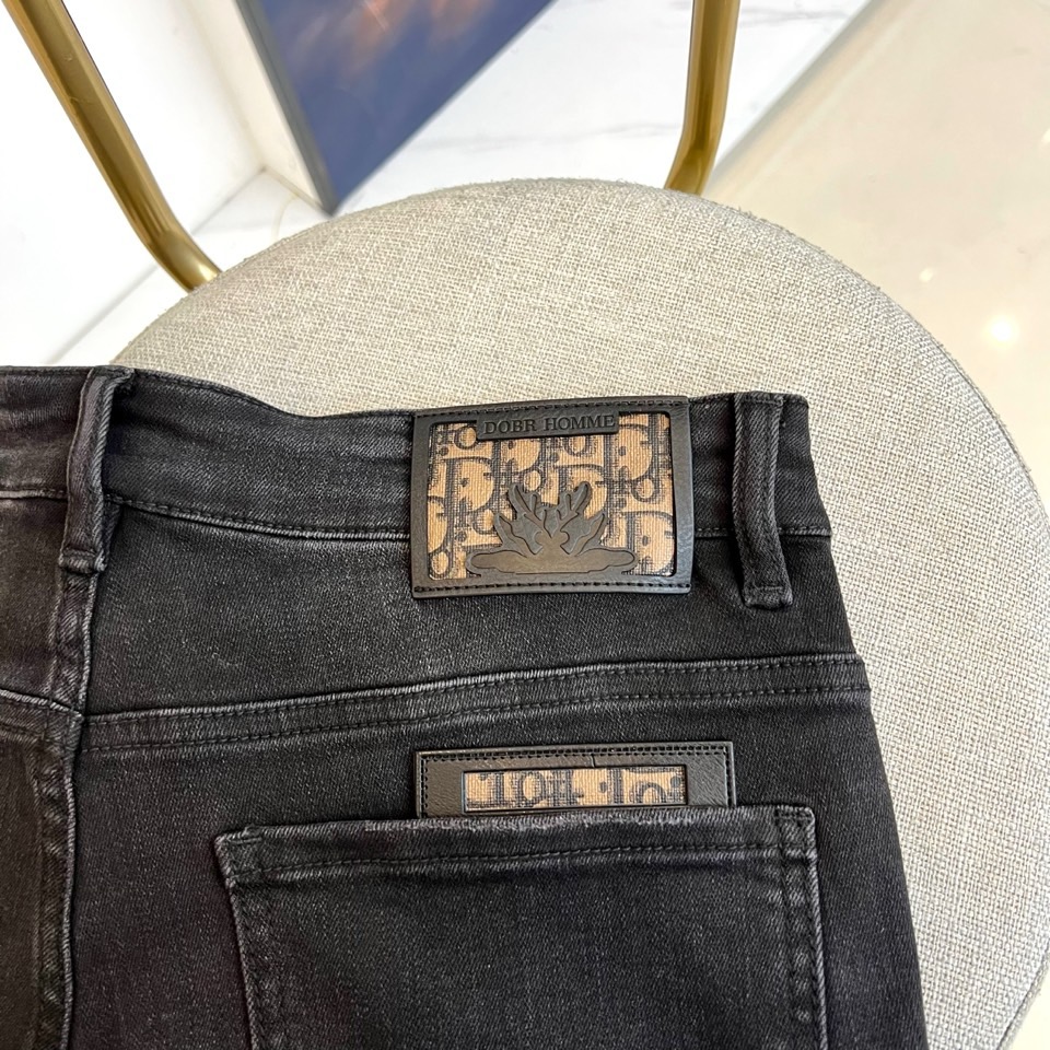 Dio迪奥、25FW早秋秋冬新品发售男士牛仔裤，以工艺和面料为主导的一款休闲裤，通体的辅料和面料皆为意大