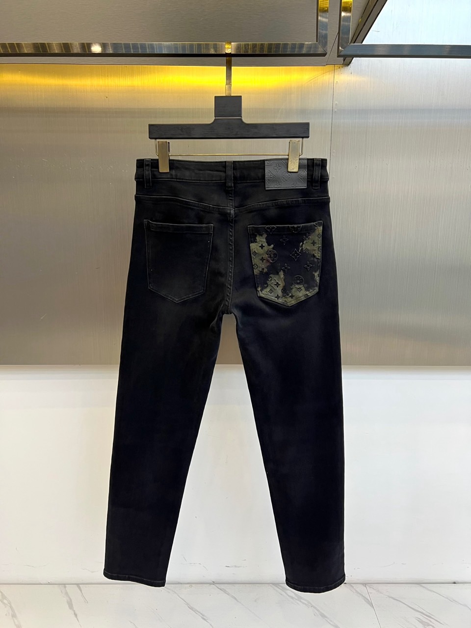 1v威登、2025秋冬新品男士牛仔裤，以经典黑色为基调，通过创新面料工艺展现现代奢华风尚。这款牛仔裤采用