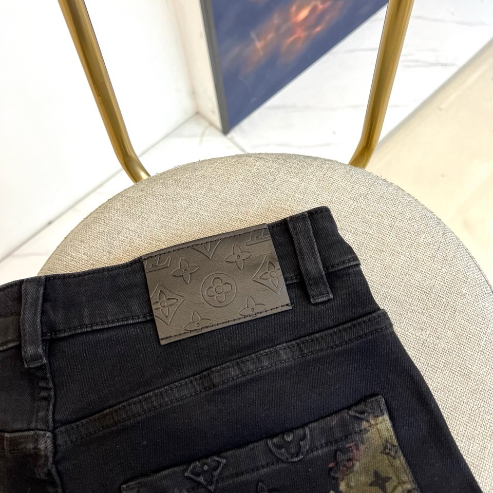 1v威登、2025秋冬新品男士牛仔裤，以经典黑色为基调，通过创新面料工艺展现现代奢华风尚。这款牛仔裤采用