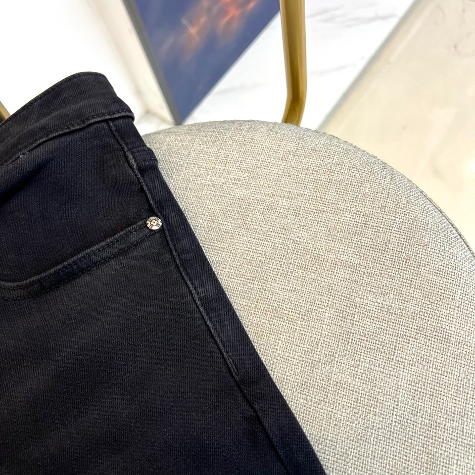 1v威登、2025秋冬新品男士牛仔裤，以经典黑色为基调，通过创新面料工艺展现现代奢华风尚。这款牛仔裤采用