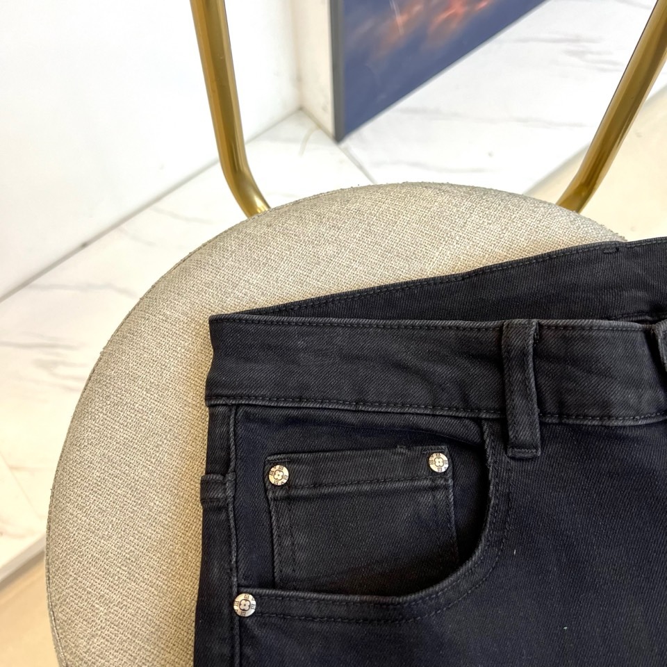 1v威登、2025秋冬新品男士牛仔裤，以经典黑色为基调，通过创新面料工艺展现现代奢华风尚。这款牛仔裤采用