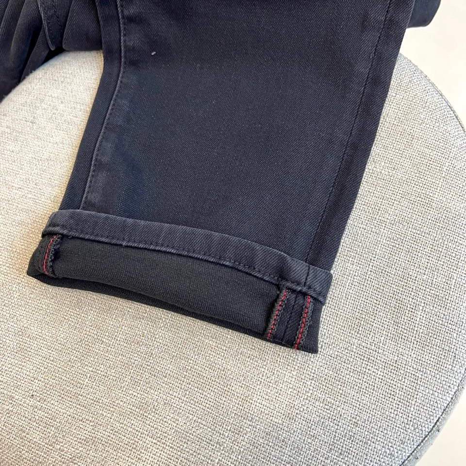 1v威登、2025秋冬新品男士牛仔裤，以经典黑色为基调，通过创新面料工艺展现现代奢华风尚。这款牛仔裤采用