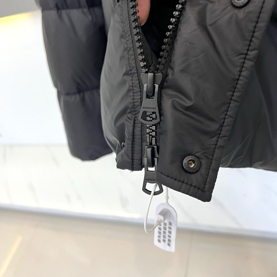 Bur巴宝莉、2025秋冬新品羽绒服以经典演绎英伦风尚，短款廓形搭配连帽设计，帽檐点缀品牌标志性格纹元素