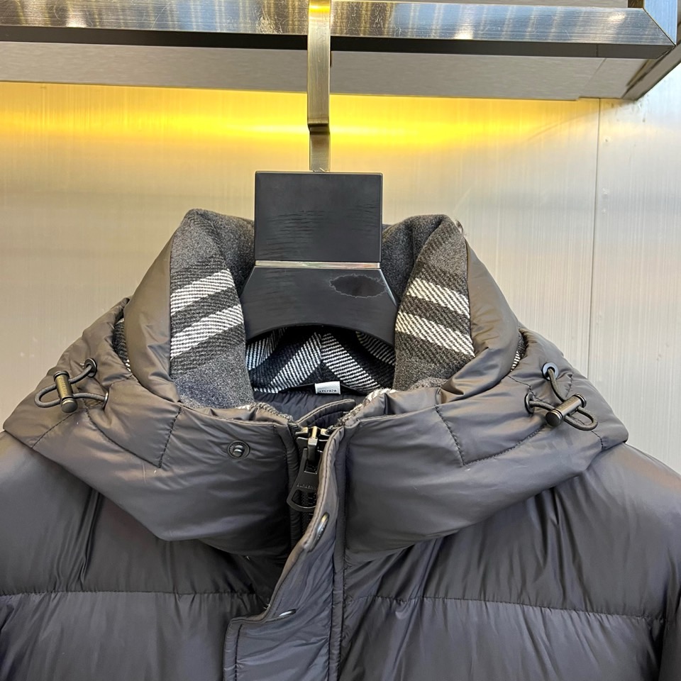 Bur巴宝莉、2025秋冬新品羽绒服以经典演绎英伦风尚，短款廓形搭配连帽设计，帽檐点缀品牌标志性格纹元素