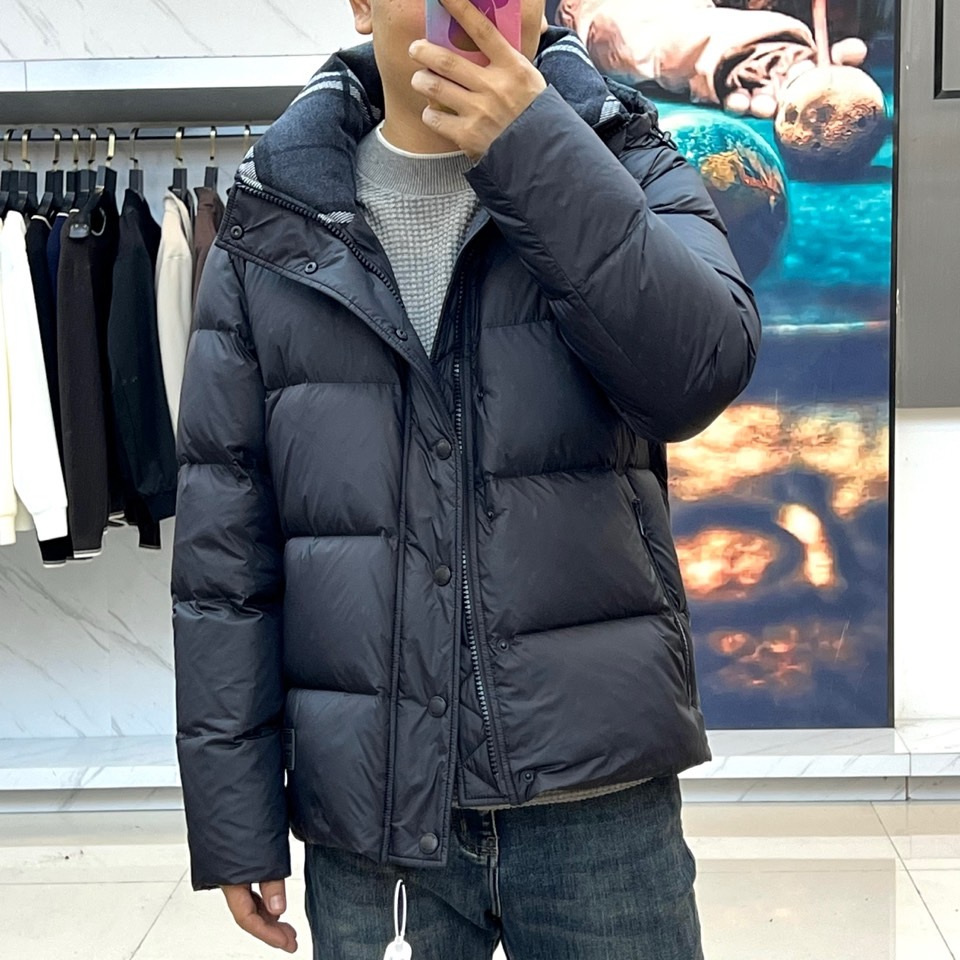 Bur巴宝莉、2025秋冬新品羽绒服以经典演绎英伦风尚，短款廓形搭配连帽设计，帽檐点缀品牌标志性格纹元素