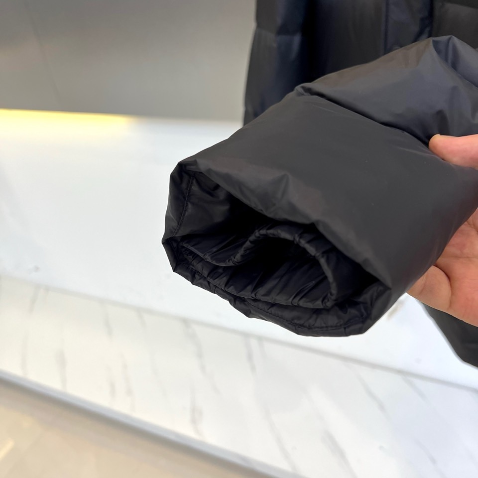 Bur巴宝莉、2025秋冬新品羽绒服以经典演绎英伦风尚，短款廓形搭配连帽设计，帽檐点缀品牌标志性格纹元素