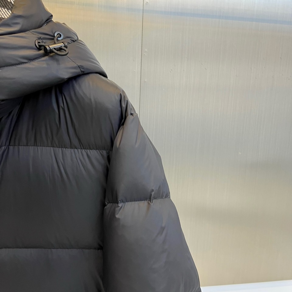 Bur巴宝莉、2025秋冬新品羽绒服以经典演绎英伦风尚，短款廓形搭配连帽设计，帽檐点缀品牌标志性格纹元素