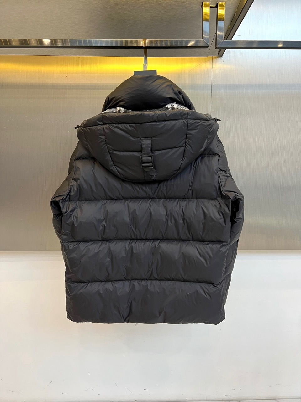 Bur巴宝莉、2025秋冬新品羽绒服以经典演绎英伦风尚，短款廓形搭配连帽设计，帽檐点缀品牌标志性格纹元素