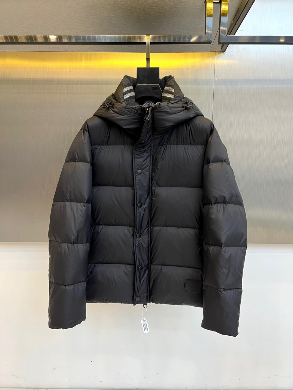 Bur巴宝莉、2025秋冬新品羽绒服以经典演绎英伦风尚，短款廓形搭配连帽设计，帽檐点缀品牌标志性格纹元素