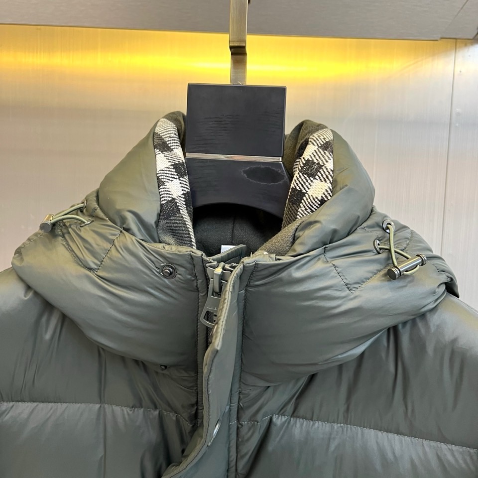 Bur巴宝莉、2025秋冬新品羽绒服以经典演绎英伦风尚，短款廓形搭配连帽设计，帽檐点缀品牌标志性格纹元素