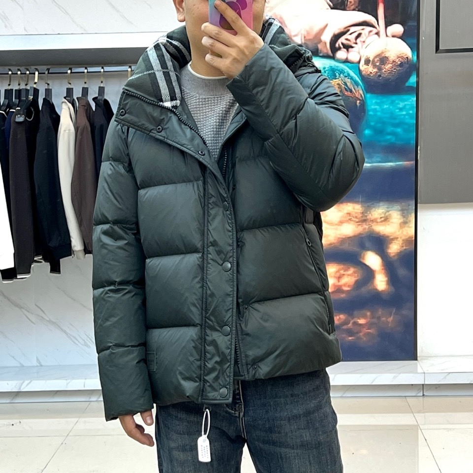 Bur巴宝莉、2025秋冬新品羽绒服以经典演绎英伦风尚，短款廓形搭配连帽设计，帽檐点缀品牌标志性格纹元素