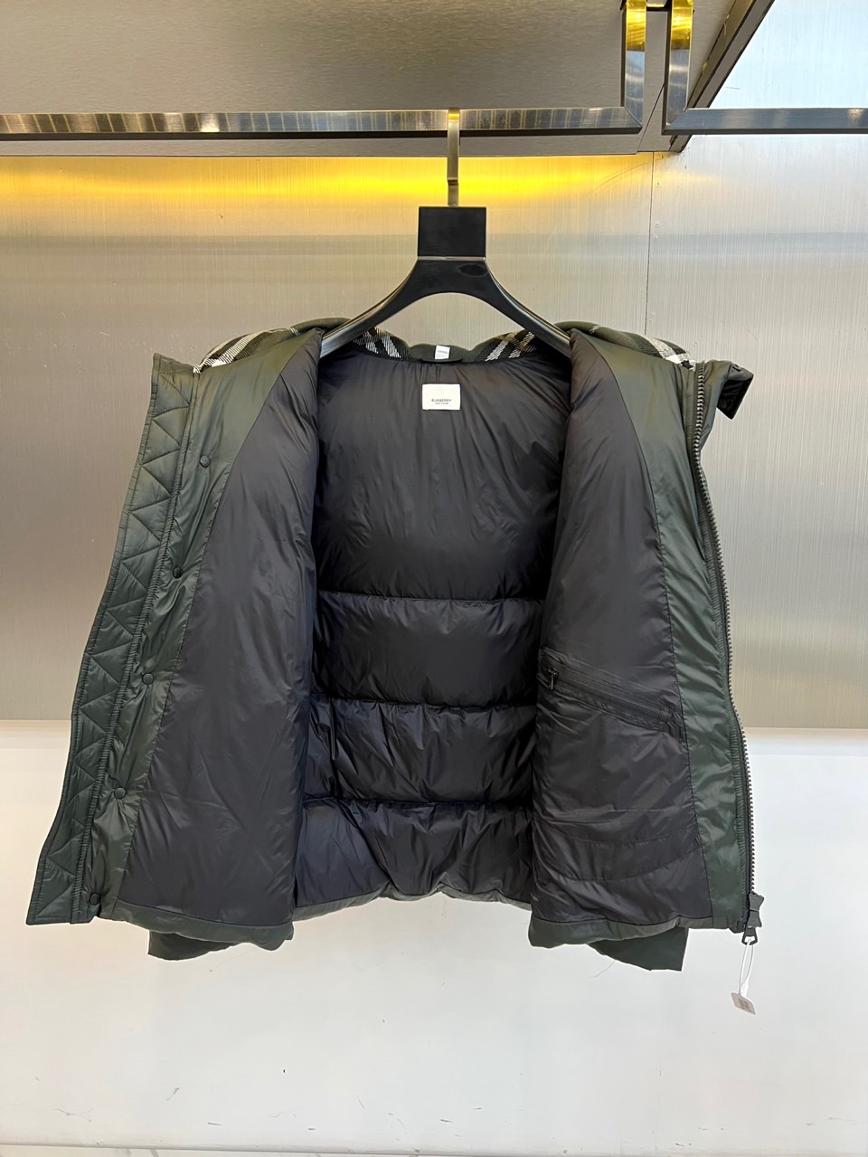 Bur巴宝莉、2025秋冬新品羽绒服以经典演绎英伦风尚，短款廓形搭配连帽设计，帽檐点缀品牌标志性格纹元素