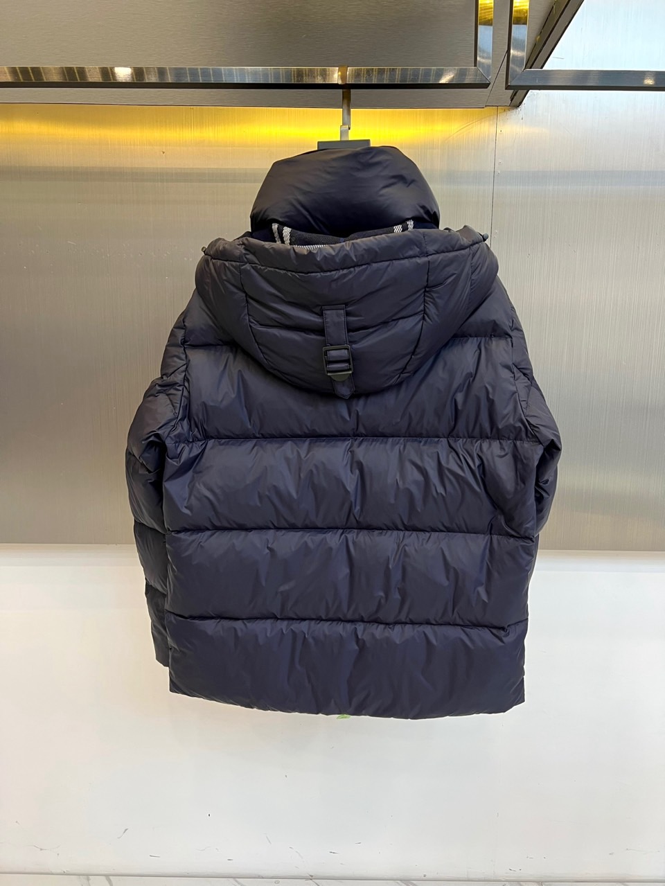 Bur巴宝莉、2025秋冬新品羽绒服以经典演绎英伦风尚，短款廓形搭配连帽设计，帽檐点缀品牌标志性格纹元素