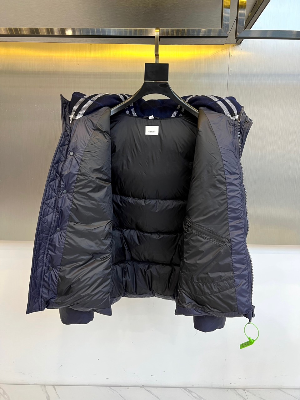 Bur巴宝莉、2025秋冬新品羽绒服以经典演绎英伦风尚，短款廓形搭配连帽设计，帽檐点缀品牌标志性格纹元素