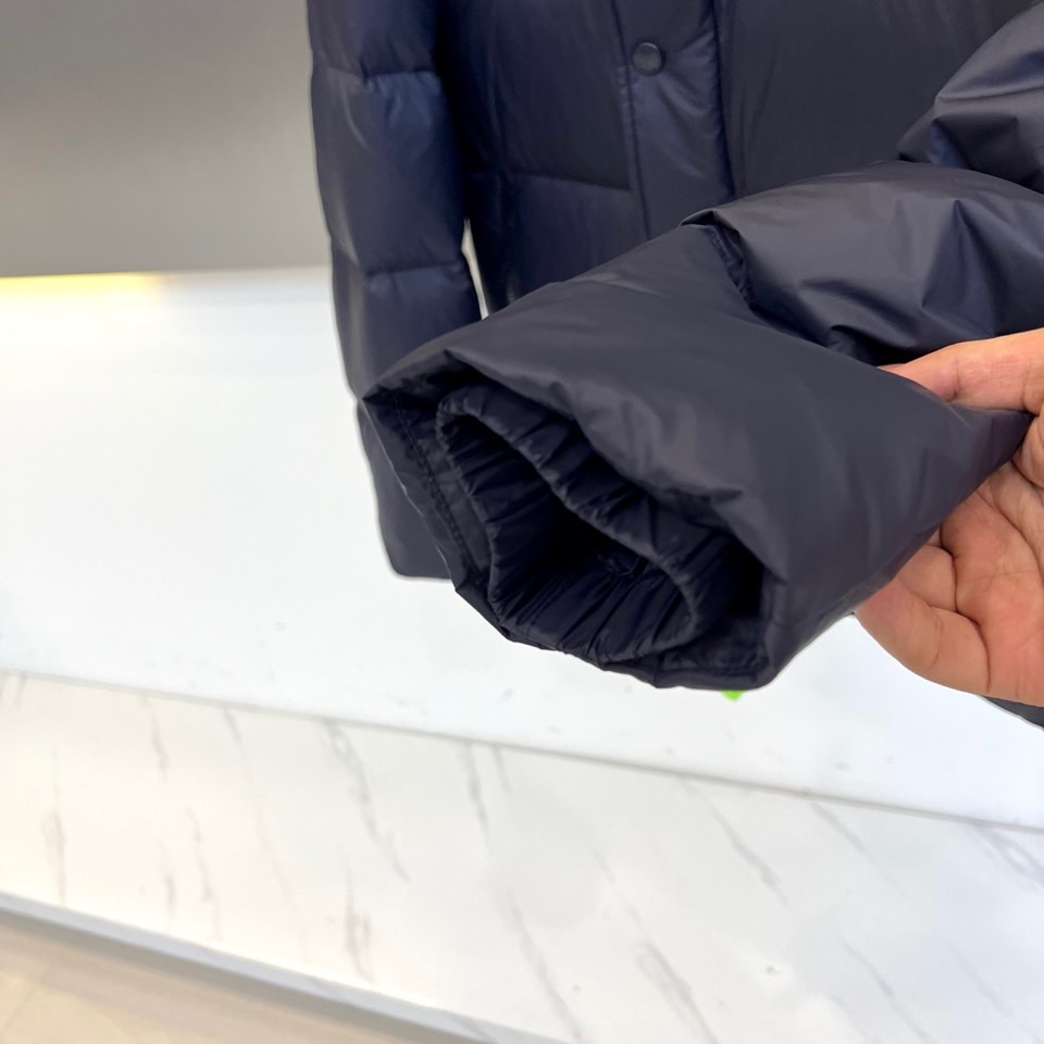 Bur巴宝莉、2025秋冬新品羽绒服以经典演绎英伦风尚，短款廓形搭配连帽设计，帽檐点缀品牌标志性格纹元素