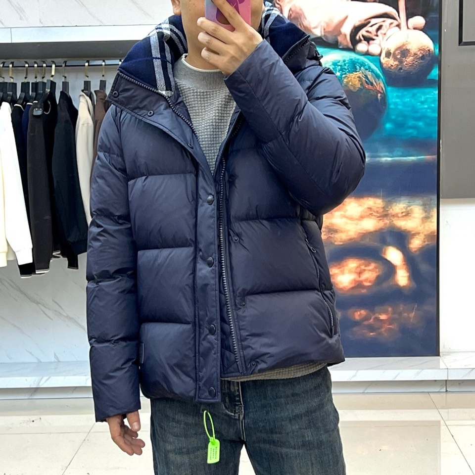 Bur巴宝莉、2025秋冬新品羽绒服以经典演绎英伦风尚，短款廓形搭配连帽设计，帽檐点缀品牌标志性格纹元素