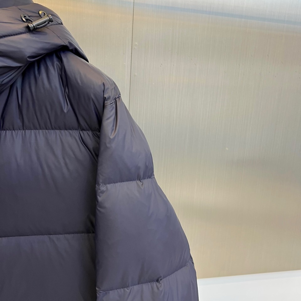 Bur巴宝莉、2025秋冬新品羽绒服以经典演绎英伦风尚，短款廓形搭配连帽设计，帽檐点缀品牌标志性格纹元素