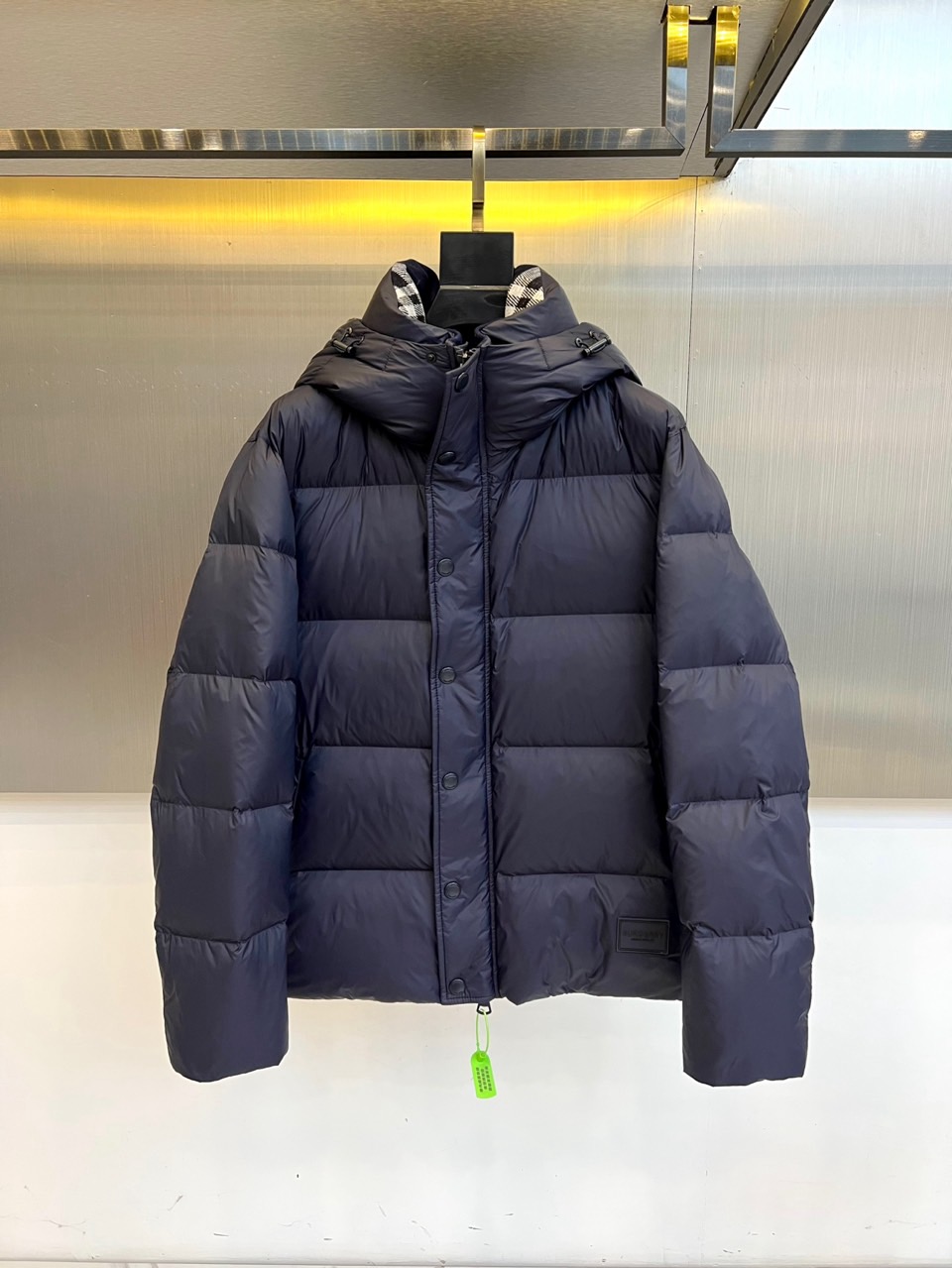 Bur巴宝莉、2025秋冬新品羽绒服以经典演绎英伦风尚，短款廓形搭配连帽设计，帽檐点缀品牌标志性格纹元素