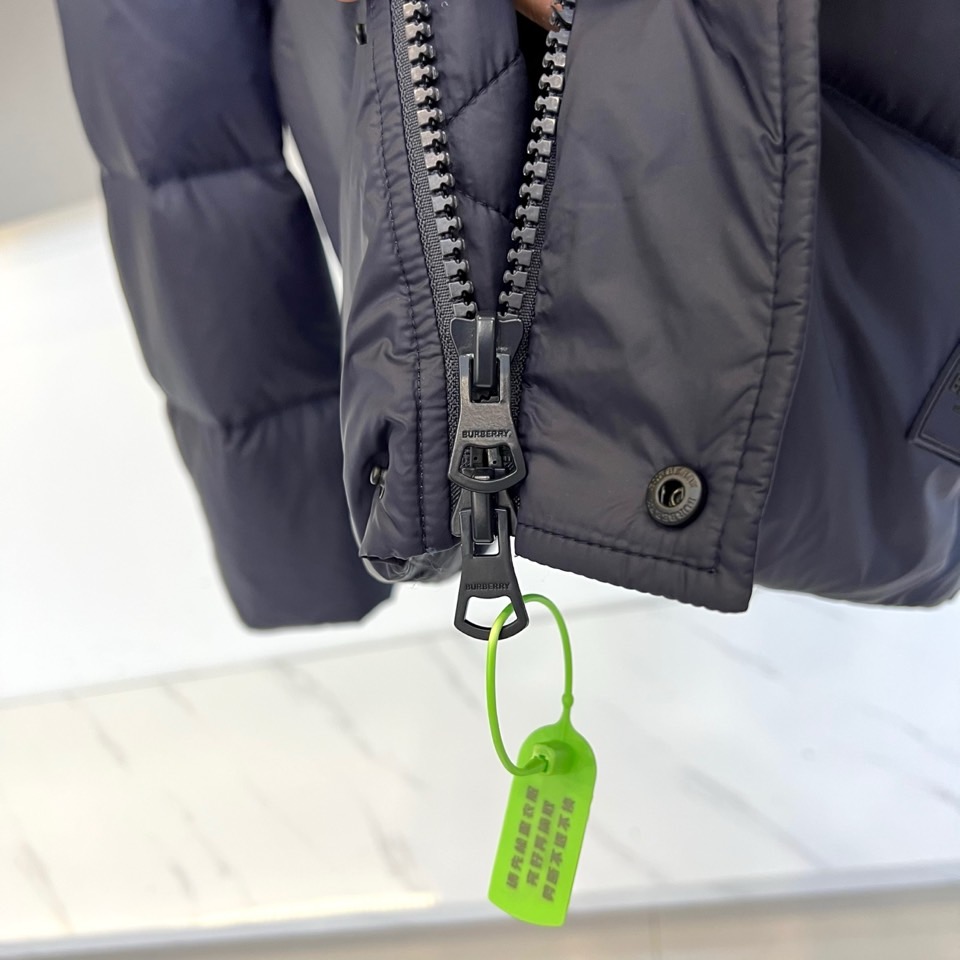 Bur巴宝莉、2025秋冬新品羽绒服以经典演绎英伦风尚，短款廓形搭配连帽设计，帽檐点缀品牌标志性格纹元素