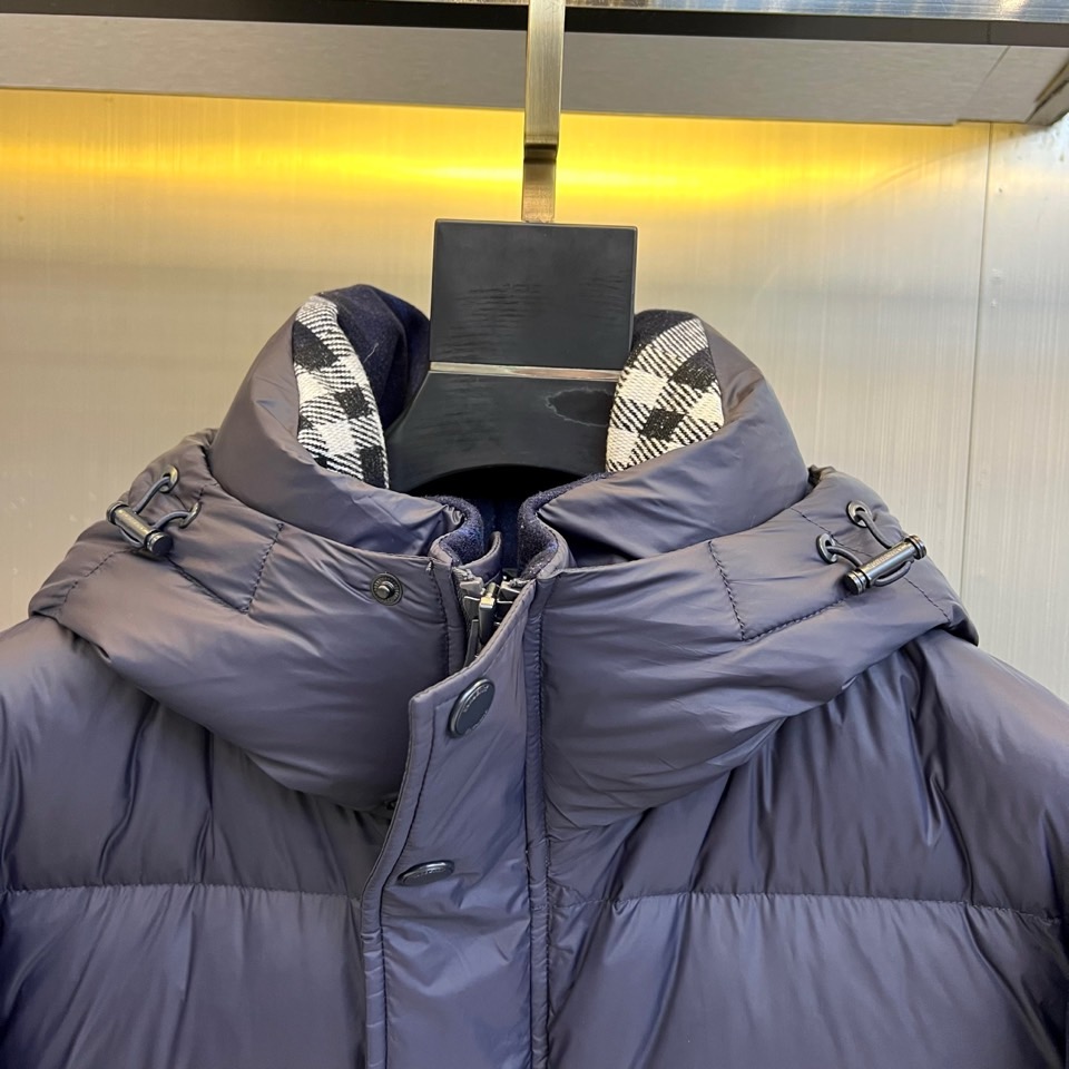 Bur巴宝莉、2025秋冬新品羽绒服以经典演绎英伦风尚，短款廓形搭配连帽设计，帽檐点缀品牌标志性格纹元素