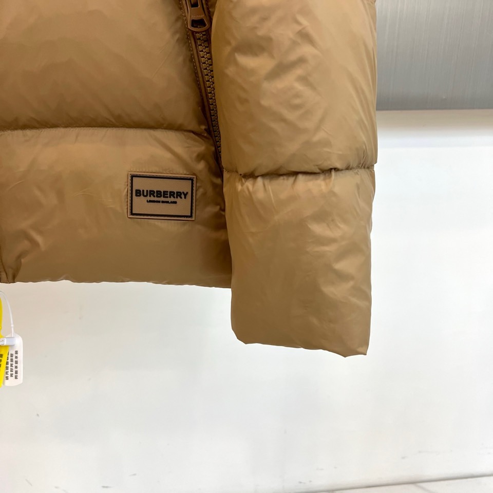 Bur巴宝莉、2025秋冬新品羽绒服以经典演绎英伦风尚，短款廓形搭配连帽设计，帽檐点缀品牌标志性格纹元素