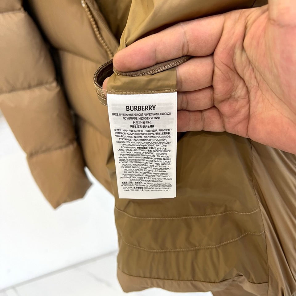 Bur巴宝莉、2025秋冬新品羽绒服以经典演绎英伦风尚，短款廓形搭配连帽设计，帽檐点缀品牌标志性格纹元素