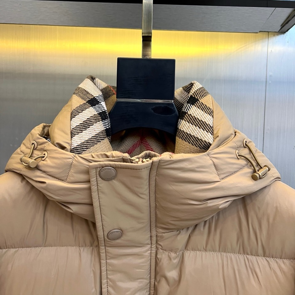 Bur巴宝莉、2025秋冬新品羽绒服以经典演绎英伦风尚，短款廓形搭配连帽设计，帽檐点缀品牌标志性格纹元素