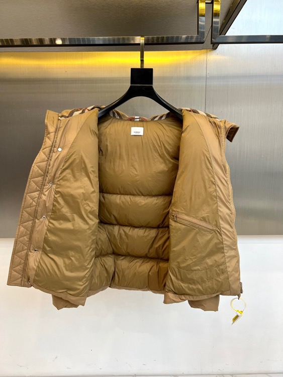 Bur巴宝莉、2025秋冬新品羽绒服以经典演绎英伦风尚，短款廓形搭配连帽设计，帽檐点缀品牌标志性格纹元素