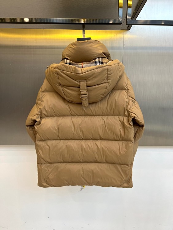 Bur巴宝莉、2025秋冬新品羽绒服以经典演绎英伦风尚，短款廓形搭配连帽设计，帽檐点缀品牌标志性格纹元素
