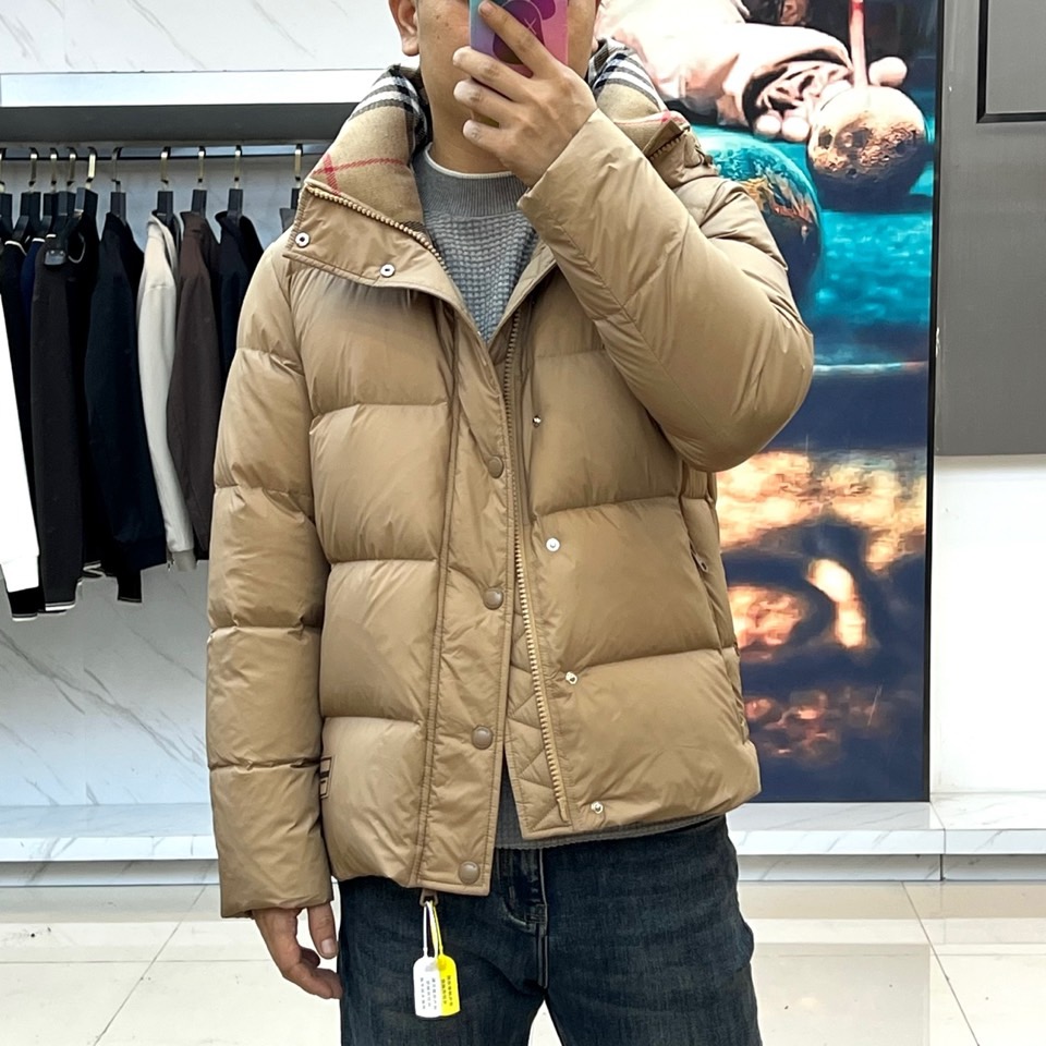 Bur巴宝莉、2025秋冬新品羽绒服以经典演绎英伦风尚，短款廓形搭配连帽设计，帽檐点缀品牌标志性格纹元素