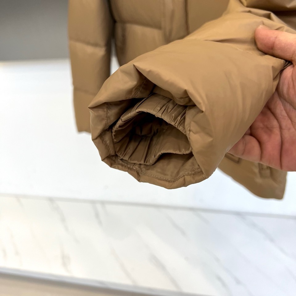 Bur巴宝莉、2025秋冬新品羽绒服以经典演绎英伦风尚，短款廓形搭配连帽设计，帽檐点缀品牌标志性格纹元素