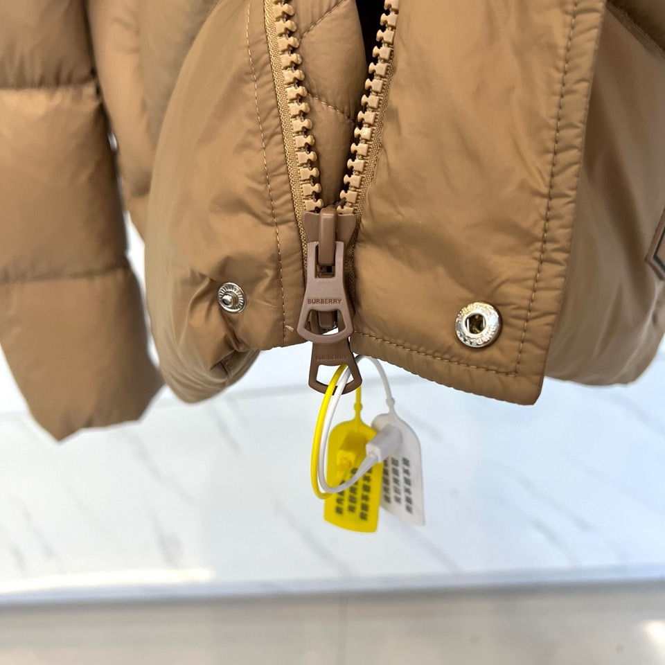 Bur巴宝莉、2025秋冬新品羽绒服以经典演绎英伦风尚，短款廓形搭配连帽设计，帽檐点缀品牌标志性格纹元素