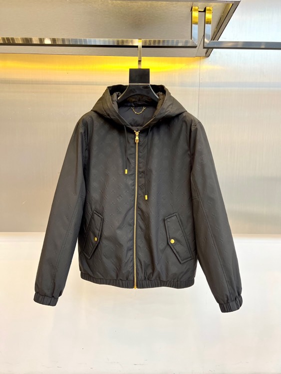 1v威登（白鹅绒）、2025秋冬新品连帽羽绒服夹克外套，以卡其色Monogram暗纹面料演绎低调奢华。面