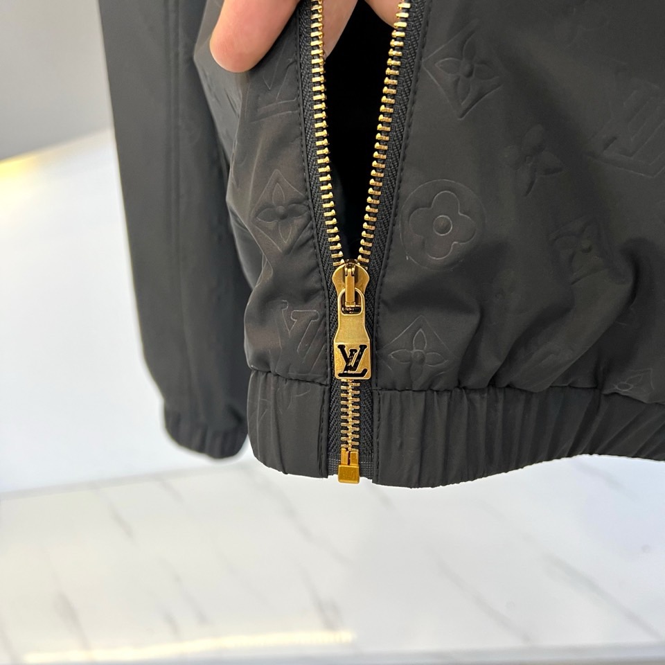 1v威登（白鹅绒）、2025秋冬新品连帽羽绒服夹克外套，以卡其色Monogram暗纹面料演绎低调奢华。面