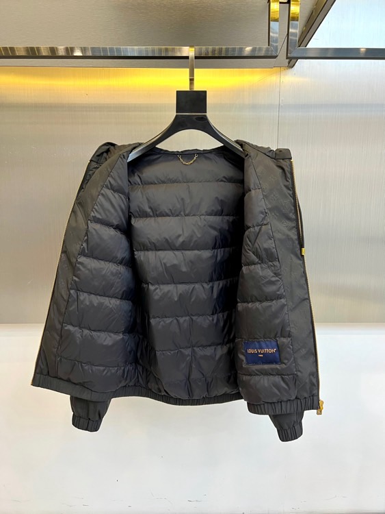 1v威登（白鹅绒）、2025秋冬新品连帽羽绒服夹克外套，以卡其色Monogram暗纹面料演绎低调奢华。面