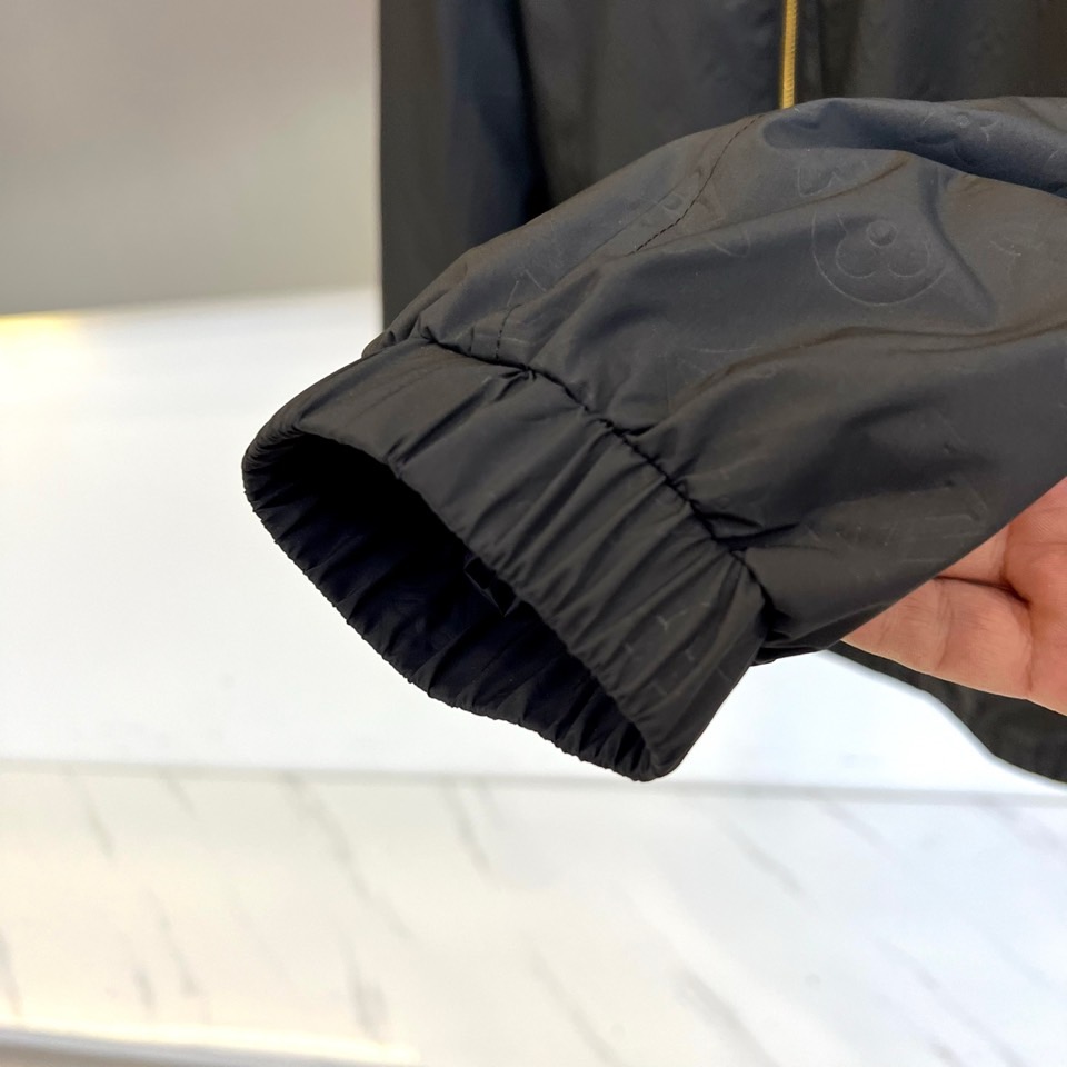 1v威登（白鹅绒）、2025秋冬新品连帽羽绒服夹克外套，以卡其色Monogram暗纹面料演绎低调奢华。面