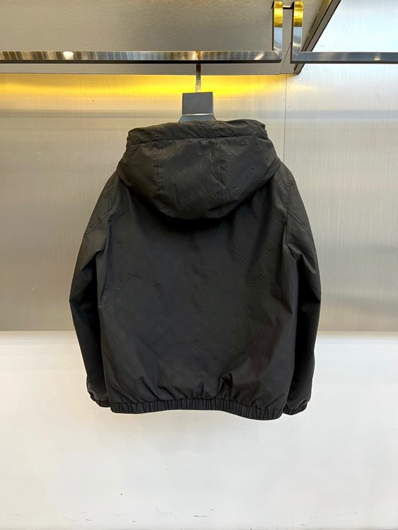 1v威登（白鹅绒）、2025秋冬新品连帽羽绒服夹克外套，以卡其色Monogram暗纹面料演绎低调奢华。面