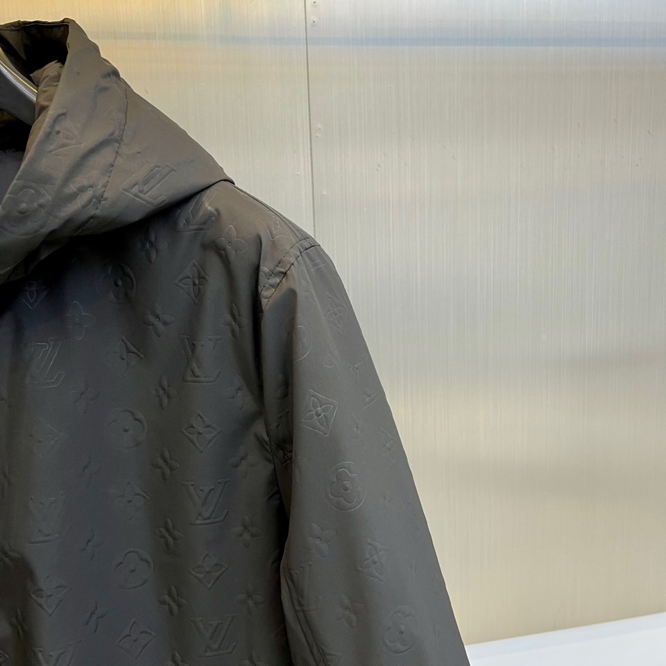 1v威登（白鹅绒）、2025秋冬新品连帽羽绒服夹克外套，以卡其色Monogram暗纹面料演绎低调奢华。面