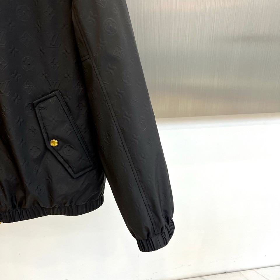 1v威登（白鹅绒）、2025秋冬新品连帽羽绒服夹克外套，以卡其色Monogram暗纹面料演绎低调奢华。面