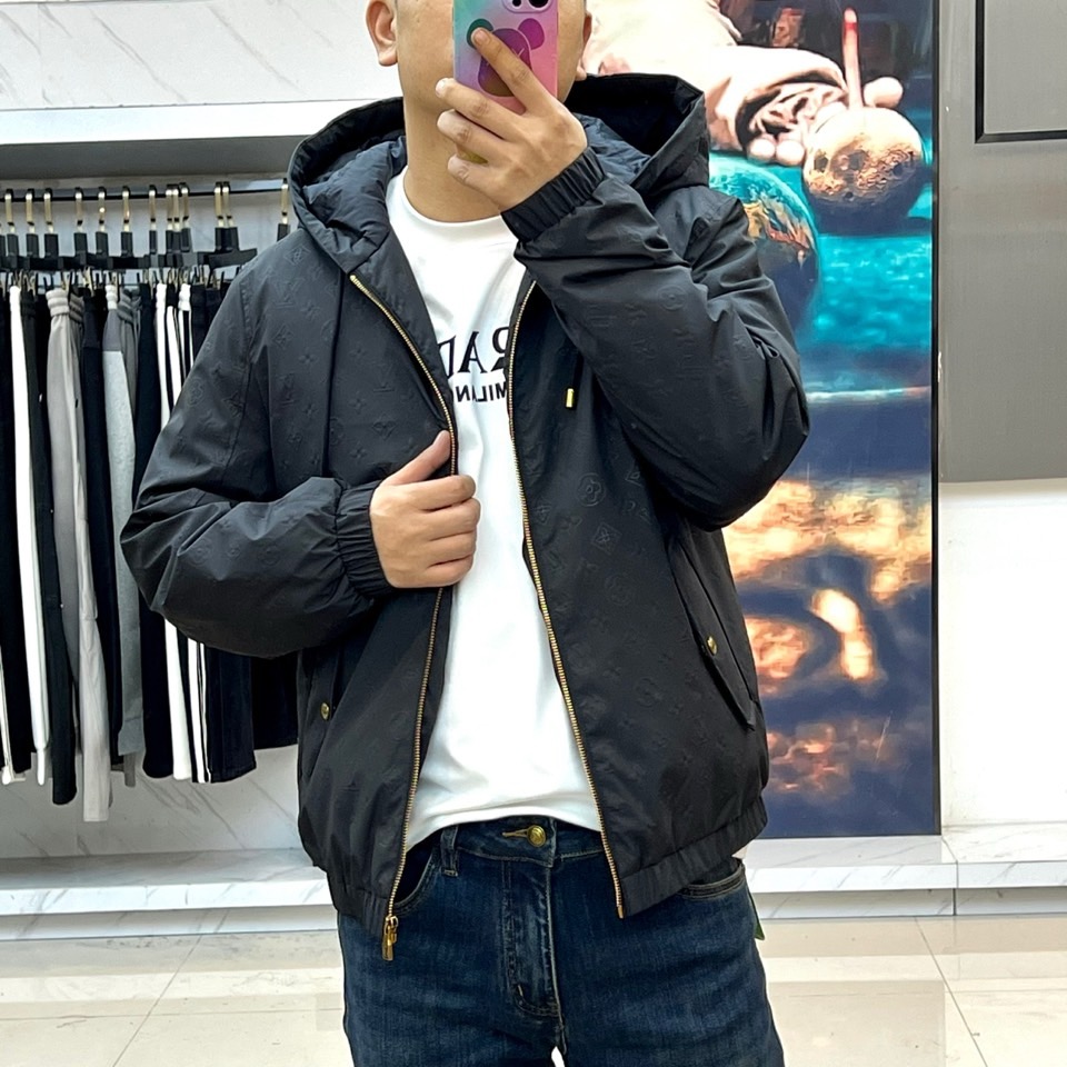 1v威登（白鹅绒）、2025秋冬新品连帽羽绒服夹克外套，以卡其色Monogram暗纹面料演绎低调奢华。面