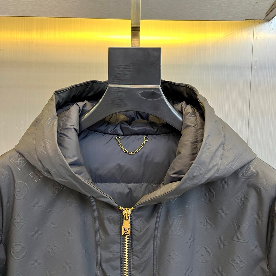 1v威登（白鹅绒）、2025秋冬新品连帽羽绒服夹克外套，以卡其色Monogram暗纹面料演绎低调奢华。面