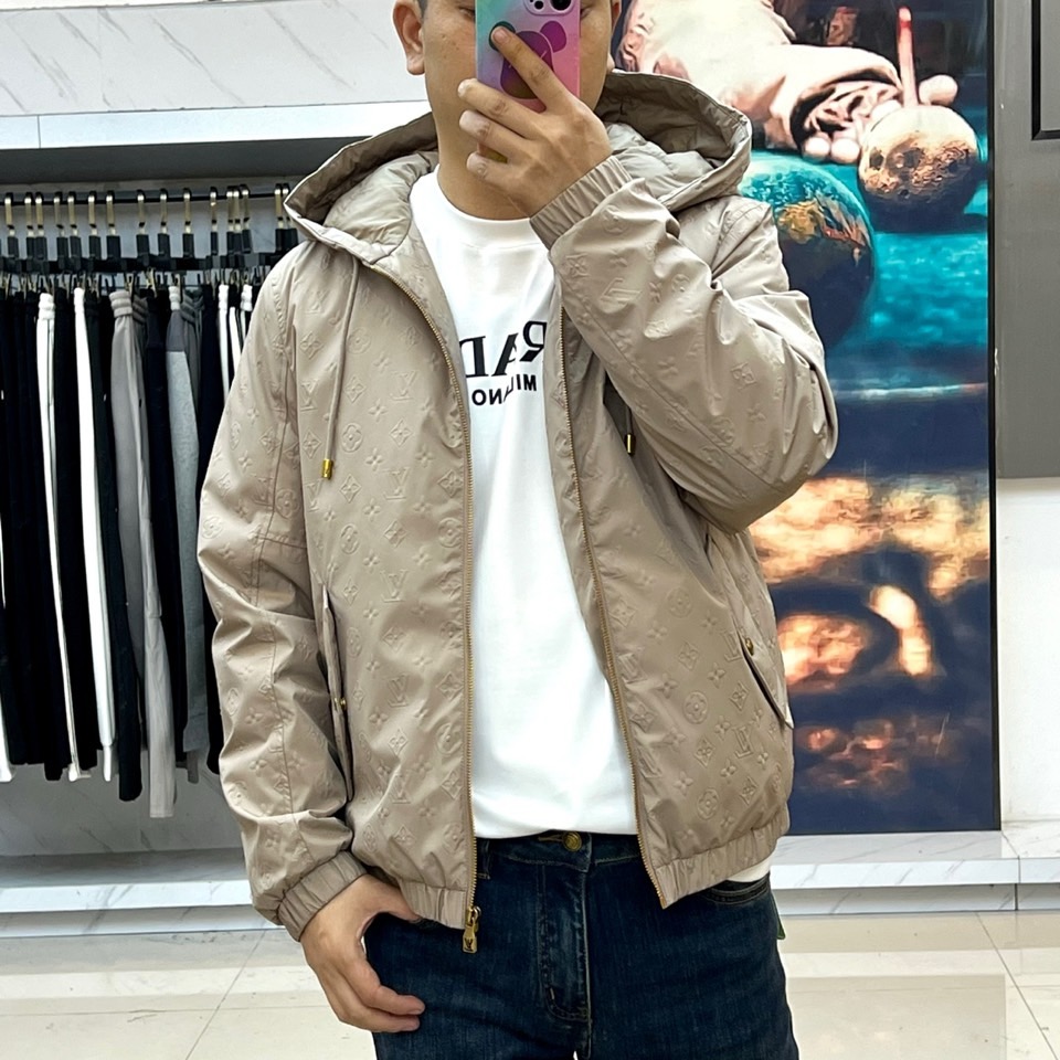1v威登（白鹅绒）、2025秋冬新品连帽羽绒服夹克外套，以卡其色Monogram暗纹面料演绎低调奢华。面